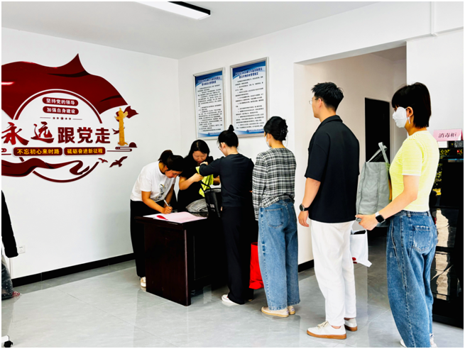 黨團(tuán)聯(lián)建獻(xiàn)愛(ài)心 紅色物業(yè)傳溫情